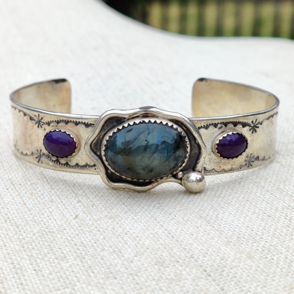 Vintage sterling signed artisan made labradorite and sugilite cuff bracelet - Picture 3 of 9